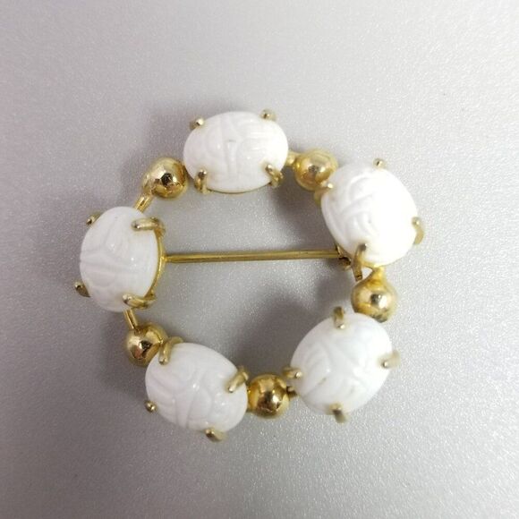 Vintage White Scarab Glass Cabochon and Gold Tone Circle Brooch, Retro Lapel Pin - Picture 5 of 6